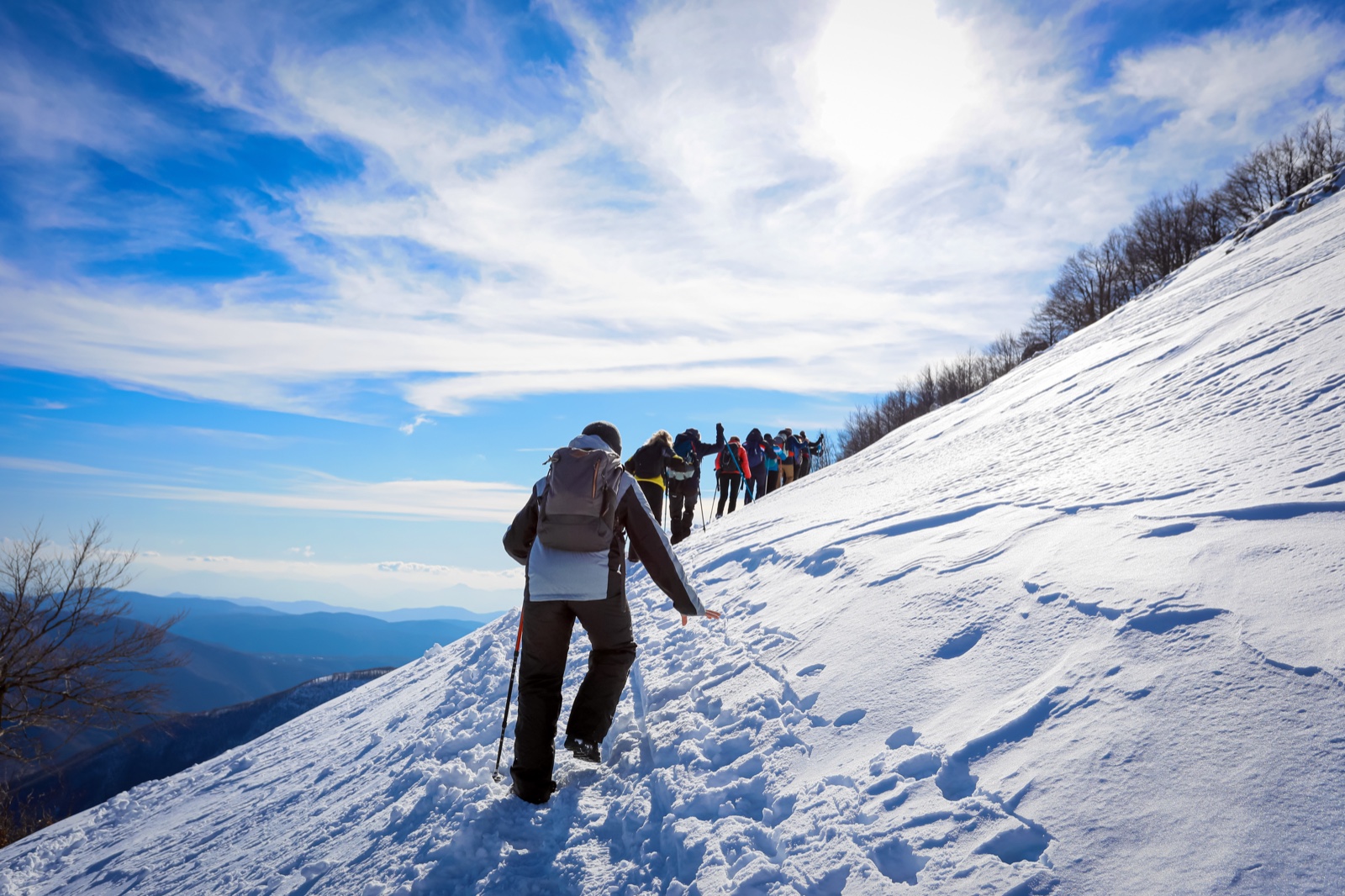 登山者沿著雪坡前行