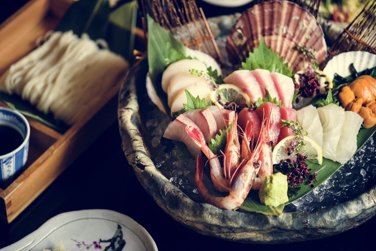 盛有鮮蝦、海膽與各式生魚片的海鮮拼盤